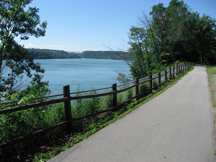 bicycle path Niagara-on-the-Lake and  Niagara Falls