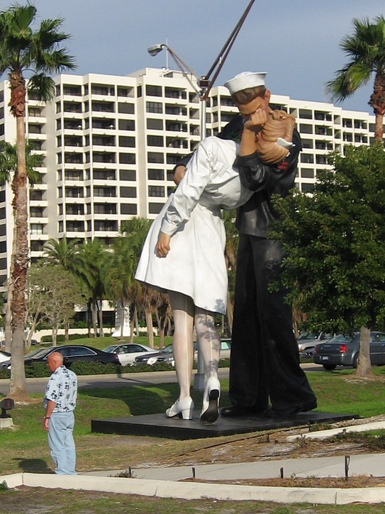 25-foot tall statue of a WW II sailor kissing a nurse