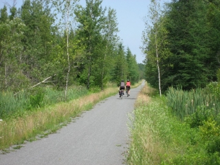 Cyclists on the Estriade Trail