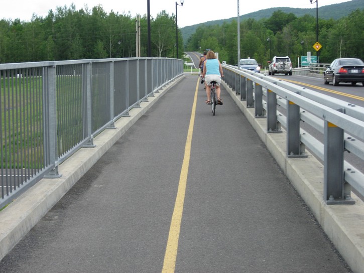 bicycle path over Autoroute Highway 10