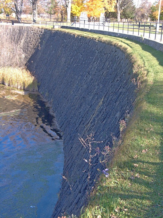 dam at the Long Island Lockstation