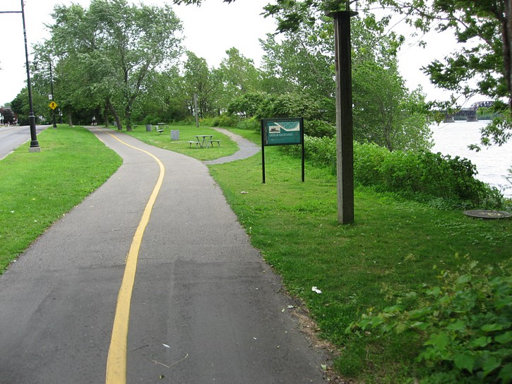 bike path next to St-Lawrence River