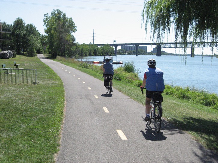 bike path on South Shore next to the St-Lawrence River.