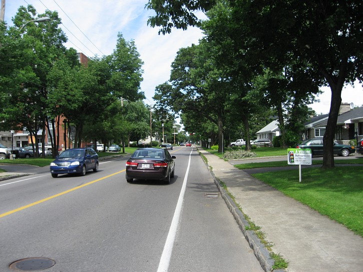 bike lane on Chemin St-Louis