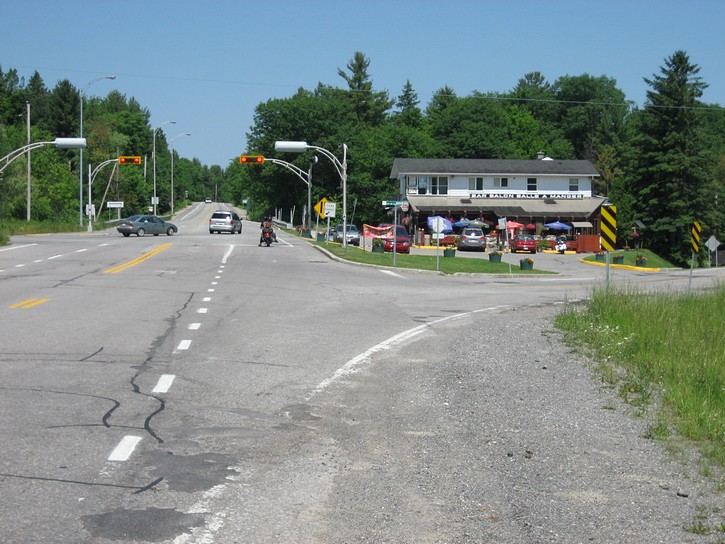intersection of 105 and Chemin de la Riviere